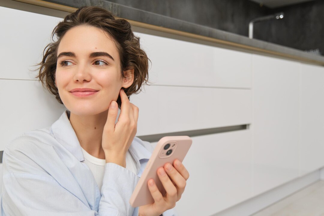 Profesional de la salud realizando examen ocular detallado